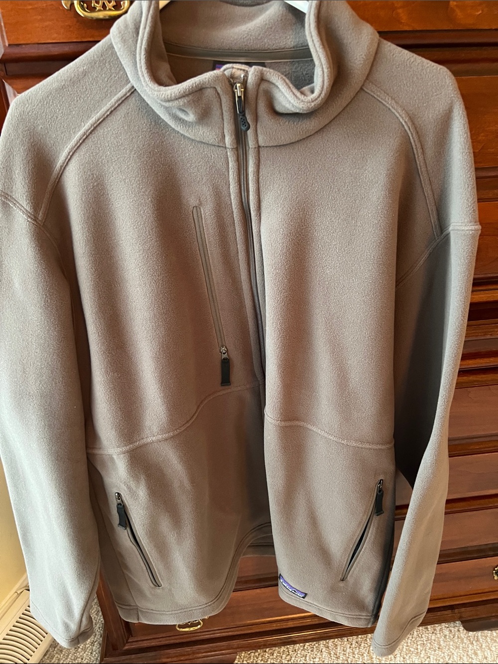 Patagonia Men's Taupe/ light olive green
Full-Zip Lightweight Fleece Jacket